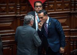 El presidente del Congreso, José Jerí Oré (d), reacciona durante una sesión del Congreso este jueves, en Lima.