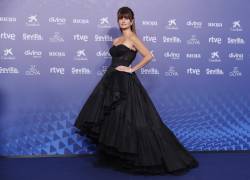 La actriz Penélope Cruz posa para los medios gráficos en la alfombra roja de la XXXVII Gala de los Premios de la Academia de Cine, los Goya, que se celebraron en el Palacio de Congresos y Exposiciones FIBES de Sevilla.