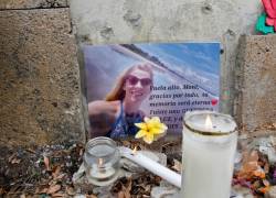 Vista de un altar en homenaje a la fallecida activista ambiental polaca Monika Silva Koniuszek en un parque de Montañita, provincia de Santa Elena.