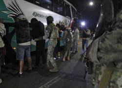 Soldados de la Armada registran a hombres durante el toque de queda en Guayaquil, Ecuador, el 16 de marzo de 2026.