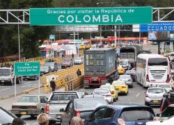 Fotografía que muestra vehículos transitando por el Puente Internacional de Rumichaca, el principal paso fronterizo entre Colombia y Ecuador, este sábado, en Rumichaca.