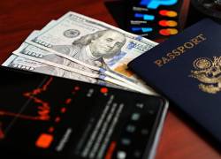 Imagen referencial de visa y dinero para el trámite que dicta la Casa Blanca.