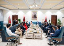 La delegación ecuatoriana, encabezada por Gabriela Sommerfled, reunida con el gobernador encargado de Asuntos Internos Regionales en la Wilaya de Tánger-Tetuán-Al Hoceima, Oulaid Lemsafer, y su comitiva.