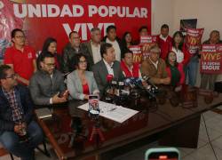 Rueda de prensa del movimiento Unidad Popular, encabezada por su dirigente Geovanni Atarihuana (C).