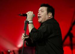 Smash Mouth, con el cantante Steve Harwell, actúa en la fiesta posterior de Dr. Seuss' Cat In The Hat en Universal Studios Cinema el 8 de noviembre de 2003 en Los Ángeles, California.