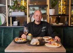 El chef Iñaki Bretal, Estrella Michelin, está presentando sus propuestas en el restaurante Mercedes-Benz en Quito.