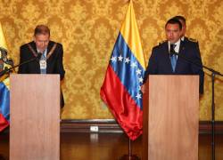 El líder antichavista Edmundo González Urrutia (i) escucha al presidente de Ecuador, Daniel Noboa, luego luego de recibir la Orden Nacional al Mérito en el grado de Gran Collar este martes.