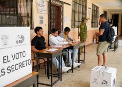 Ciudadanos acuden a las urnas durante la jornada electoral en Ecuador.