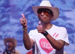 El rapero, artista y diseñador de moda estadounidense Pharrell Williams reconoce los aplausos después de presentar creaciones para la colección Louis Vuitton Menswear Ready-to-wear Otoño-Invierno 2024/2025.