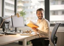 Fotografía de referencia de un hombre estudiando.