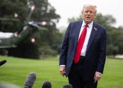 El presidente de Estados Unidos, Donald Trump, habla con periodistas en el jardín sur de la Casa Blanca después de desembarcar del Marine One en Washington, el 30 de septiembre de 2025.
