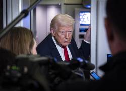 El presidente Donald Trump habla con los medios a bordo del Air Force One el 25 de noviembre de 2025 en vuelo ruta a Florida.