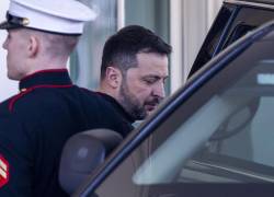 El presidente ucraniano, Volodymyr Zelensky, abandona tras la ruptura de las negociaciones con el presidente estadounidense, Donald Trump.