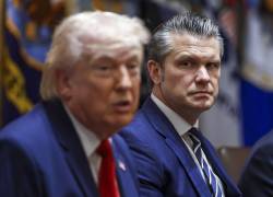 El secretario de Defensa de Estados Unidos, Pete Hegseth, escucha al presidente Donald Trump.