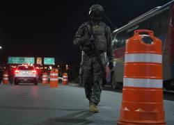Un militar durante el horario del toque de queda
