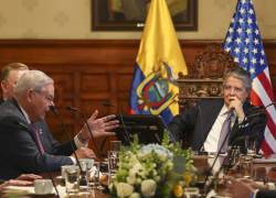 El presidente de Ecuador, Guillermo Lasso (d), se reunió con los senadores de EE. UU,. Robert Menendez (i), Timothy Kaine y el congresista Antonio Cárdenas, en un encuentro para tratar temas de interés binacional, hoy en Quito (Ecuador). EFE/José Jácome