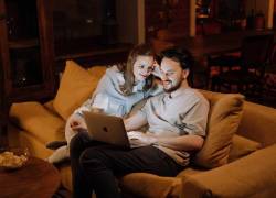 Pareja escogiendo una pelicula para disfrutrar juntos