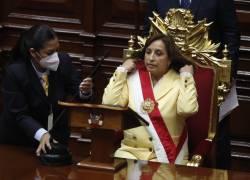 La abogada Dina Boluarte toma juramento como nueva presidenta del Perú hoy, en la sede del Congreso en Lima (Perú).