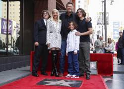 El cantante Blake Shelton fue acompañado por su familia en su ceremonia de entrega de la Estrella del Paseo de la Fama de Hollywood.