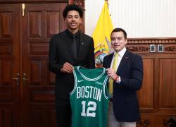 Fotografía cedida por la Presidencia de Ecuador de su mandatario, Daniel Noboa (d), junto al basquetbolista Reggie Jason Luis Jr.