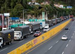 Camiones hacen fila en la frontera entre Colombia y Ecuador antes de la entrada en vigor de las nuevas medidas arancelarias.