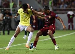 Christian Makoun (d) de Venezuela disputa el balón con Kevin Rodríguez de Ecuador hoy, en un partido de las Eliminatorias Sudamericanas para la Copa Mundial de Fútbol 2026 entre Venezuela y Ecuador en el estadio Monumental en Maturín (Venezuela). EFE/ Miguel Gutiérrez