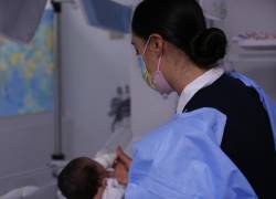 Fotografía que muestra a una enfermera alimentando a un bebé con leche materna en el área de cuneros del Hospital Civil Fray Antonio Alcalde, el 30 de agosto de 2023, en la ciudad de Guadalajara, Jalisco (México).