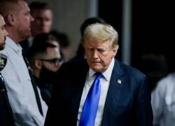 El ex presidente Donald Trump camina hacia los miembros de los medios de comunicación antes de hablar después de ser declarado culpable de 34 delitos graves de falsificación de registros comerciales en primer grado en la Corte Suprema del Estado de Nueva York en Nueva York, Nueva York, EE. UU., el 30 de mayo de 2024.