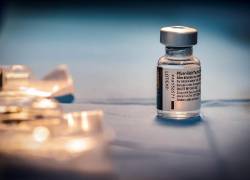 Pfizer calcula que esa tercera dosis podría potencialmente multiplicar por 100 la neutralización de la variante delta.