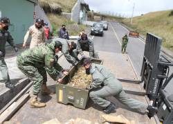La incineración de las municiones se realizó en las afueras de Quito.