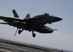 Un F-18 Super Hornet de la Armada de EE. UU. aterriza en la cubierta de vuelo del USS Nimitz, frente a la costa de Busan, el 27 de marzo de 2023.
