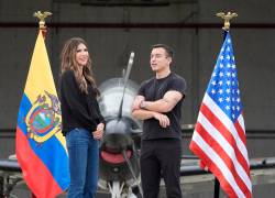 La secretaria de Seguridad Nacional de Estados Unidos, Kristi Noem (izq.), y el presidente de Ecuador, Daniel Noboa (der.), hablan en la Base Aérea Eloy Alfaro en Manta, Ecuador, el 5 de noviembre de 2025.