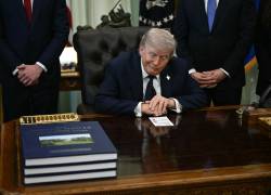 El presidente estadounidense Donald Trump gesticula durante una reunión en la Casa Blanca en Washington, DC, el 23 de abril de 2026.