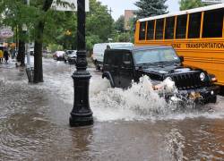 Automóviles circulan por una calle inundada en Church Avenue en medio de una tormenta costera el 29 de septiembre de 2023 en el vecindario Flatbush del distrito de Brooklyn, Nueva York.
