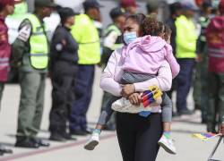 Una migrante venezolana deportada desde EE.UU. llega al Aeropuerto Internacional Simón Bolívar de Maiquetía con su hija.