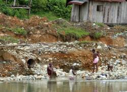 La explotación minera ilegal en la provincia verde sigue a pesar de los constantes operativos militares en el cantón Eloy Alfaro, trayendo como consecuencia la contaminación de los ríos Bogotá, Cachaví , Santiago y la destrucción de mas de cinco mil hectáreas.