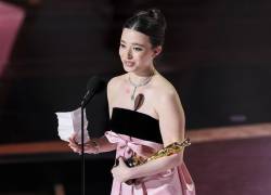 Mikey Madison recibe el Oscar a Mejor Actriz por Anora.
