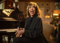 Numerosos fans de Tina Turner renden todo tipo de homenajes a la reina del rock.