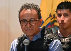 El periodista y candidato presidencial del partido Construye Christian Zurita da una conferencia de prensa con su compañera de fórmula Andrea González (fuera de cuadro) en un hotel en Guayaquil, Ecuador, el 16 de agosto de 2023.