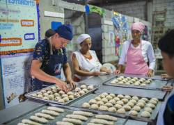 Fundación de Guayaquil potencia un taller de cocina para jóvenes.