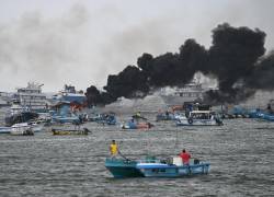 Fotografía que muestra el incendio de varias embarcaciones en el Puerto de Manta, el pasado 6 de junio.