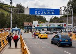 Vehículos y personas cruzan el Puente Internacional de Rumichaca, en la frontera entre Colombia y Ecuador.