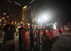 Integrantes de la Policía de México custodian la llegada de la selección de Inglaterra al hotel de concentración en Ciudad de México.