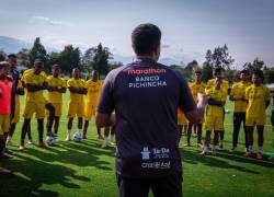César Farías dirigiendo su primer entrenamiento como técnico de Barcelona.