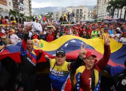 Personas sostienen una bandera durante una manifestación en Caracas (Venezuela).