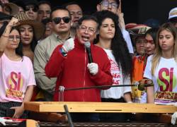 El presidente de Colombia, Gustavo Petro, habla junto a una réplica de la espada del Libertador Simón Bolívar durante una manifestación del Primero de Mayo.
