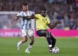 Rodrigo De Paul (i) de Argentina disputa el balón con Moisés Caicedo de Ecuador hoy, en la primera jornada de las Eliminatorias Sudamericanas para la Copa Mundial de Fútbol 2026.