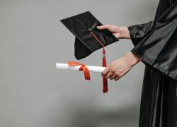 Birrete y diploma de graduación, en una foto referencial.