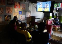 Hinchas de la Selección en una zona de la capital observan el último partido de la Ecuador en el mundial Qatar 2022.