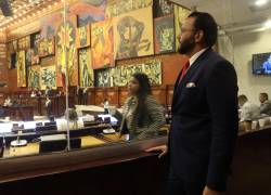 Fotografía que muestra a Gallardo ingresando al hemiciclo para su intervención.